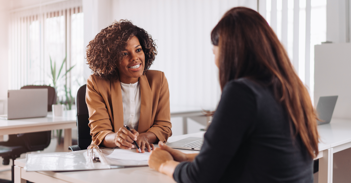 Mujeres de negocios trabajando