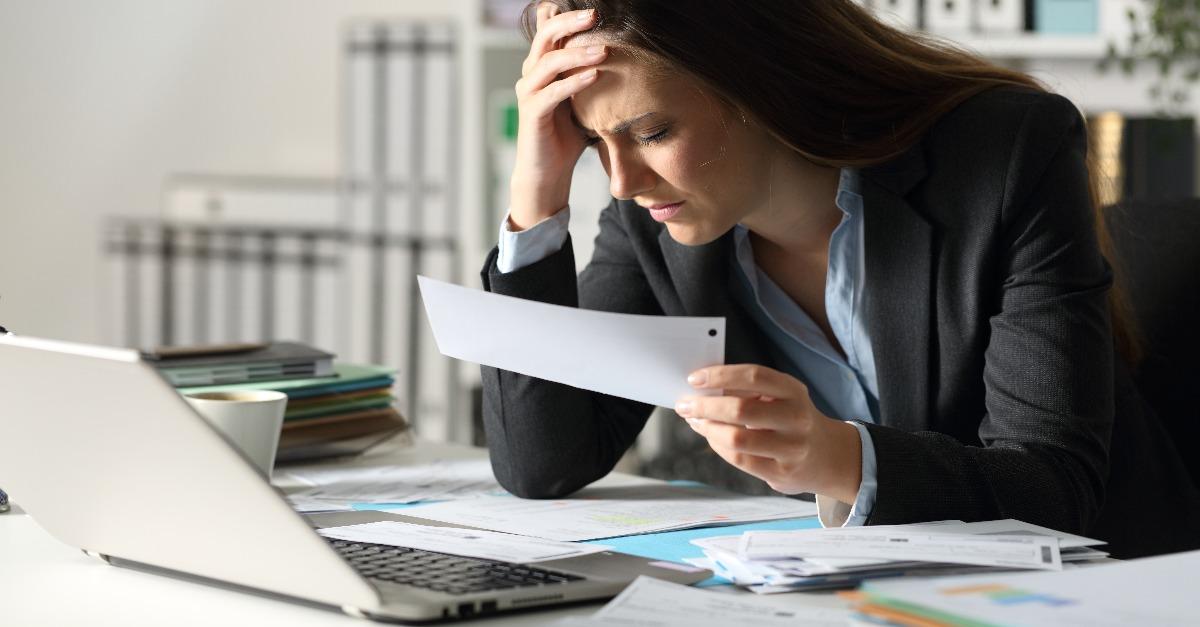 triste ejecutivo quejándose de tener un recibo por la noche en la oficina