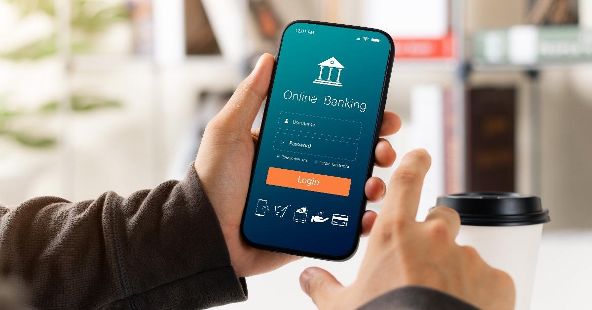 ejecutivo masculino que usa un teléfono inteligente para realizar operaciones bancarias móviles en línea