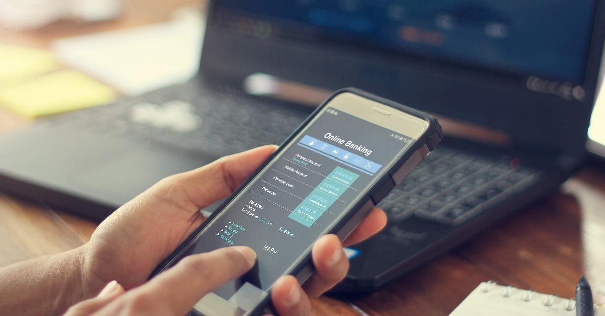 hombre de negocios que usa un teléfono inteligente móvil con datos bancarios de información