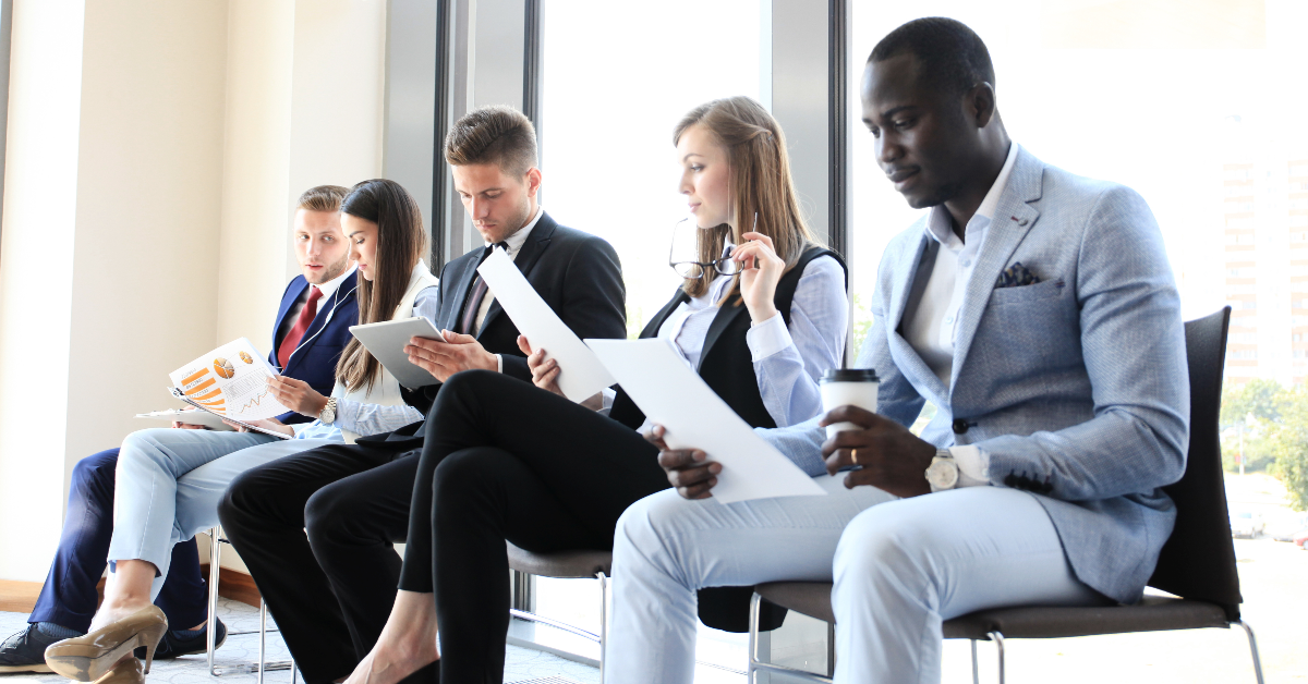 Personas esperando una entrevista de trabajo