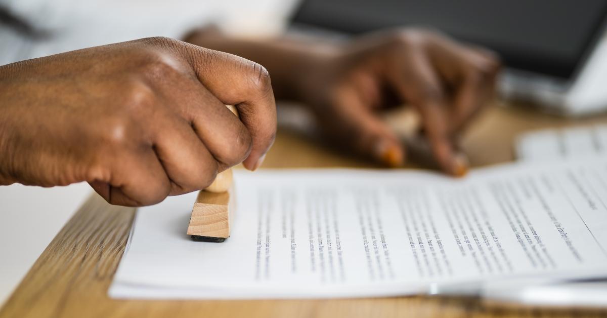 Sello de contrato de notario afroamericano